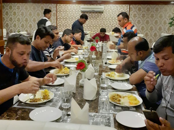  angladeshi ourist aving alal eals